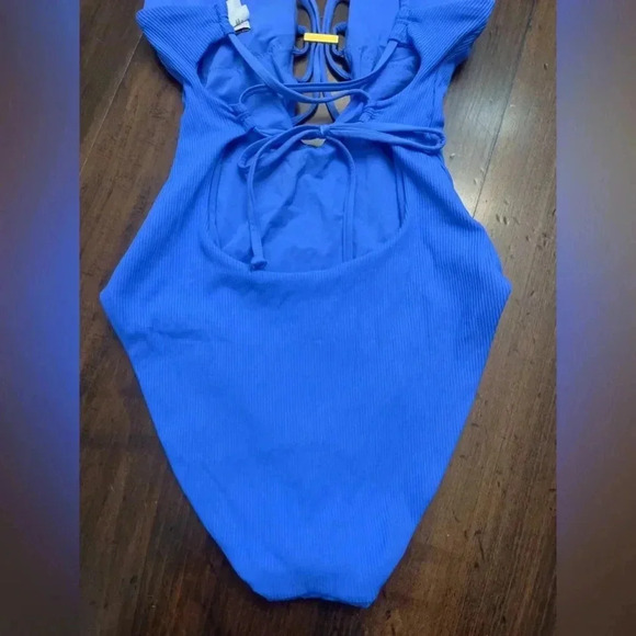 Becca Swimsuit Size Small 4 / 6 Periwinkle Blue Plunge Neck Gold Accent NWOT - Picture 8 of 13